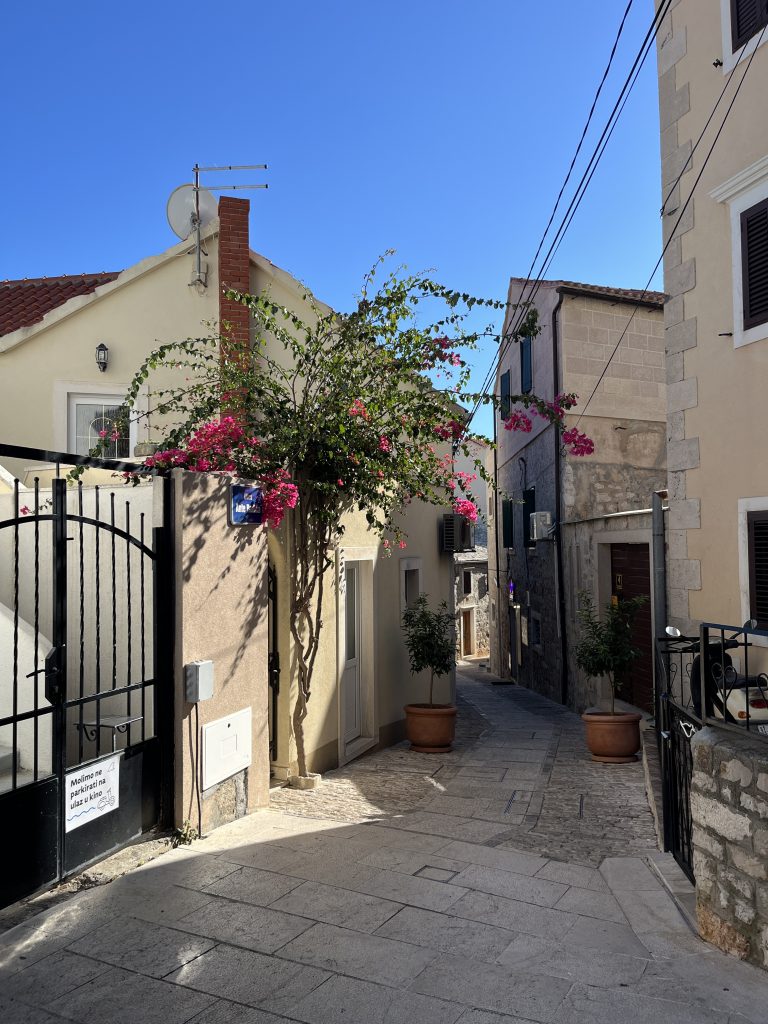 Hübsche Gassen im Ortskern von Bol, Kroatien