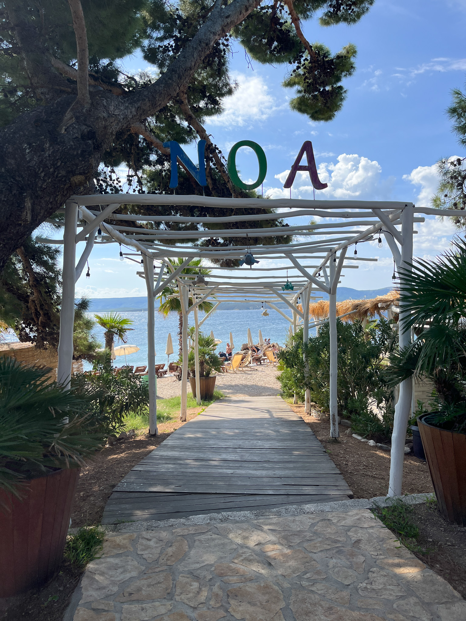 Strandbar NOA auf Bol